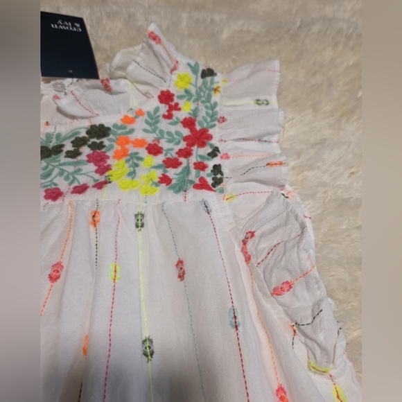 Crown & Ivy White w/ multicolored embroidered floral flutter sleeve top Sz M NWT - Picture 2 of 7